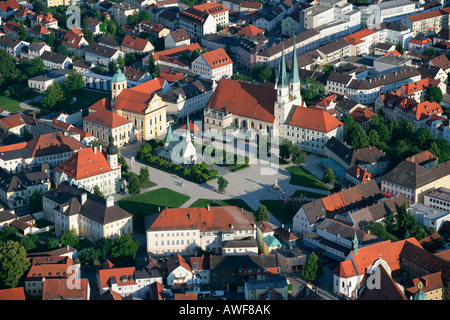 Luftaufnahme von Grace Kapelle (Gnadenkapelle) und Kapelle Platz in der Wallfahrt Stadt von Altötting, Bayern, Oberbayern, Ger Stockfoto