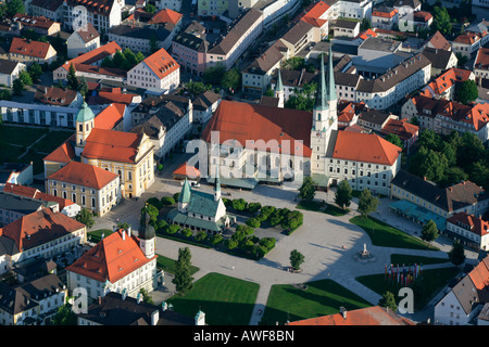 Luftaufnahme von Grace Kapelle (Gnadenkapelle) und Kapelle Platz in der Wallfahrt Stadt von Altötting, Bayern, Oberbayern, Ger Stockfoto