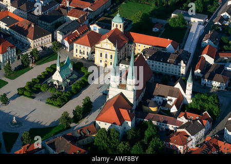 Luftaufnahme von Grace Kapelle (Gnadenkapelle) und Kapelle Platz in der Wallfahrt Stadt von Altötting, Bayern, Oberbayern, Ger Stockfoto