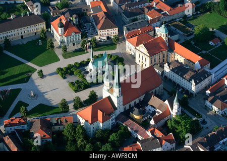 Luftaufnahme von Grace Kapelle (Gnadenkapelle) und Kapelle Platz in der Wallfahrt Stadt von Altötting, Bayern, Oberbayern, Ger Stockfoto