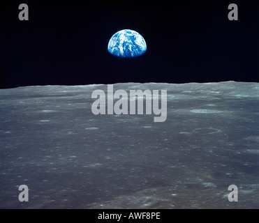 Blick vom Apollo 11 Raumschiff Erde erhebt sich über den Mondhorizont - Mondgelände gezeigt ist das Smyth's Sea 20/7/1969 Stockfoto