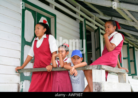 Schülerinnen und Schüler während der Aussparung, Arawak Eingeborenen, Santa Mission, Guyana, Südamerika Stockfoto