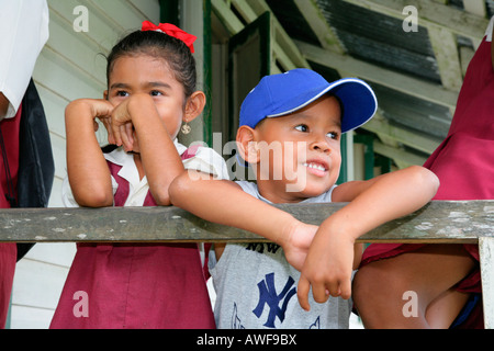 Schülerinnen und Schüler während der Aussparung, Arawak Eingeborenen, Santa Mission, Guyana, Südamerika Stockfoto