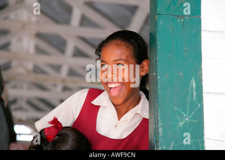 Schulmädchen in Uniform während der Pause, Indianer, Stamm der Arawak, Santa Mission, Guyana, Südamerika Stockfoto