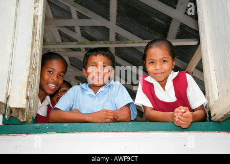 Schülerinnen und Schüler in Uniform während der Pause, Indianer, Stamm der Arawak, Santa Mission, Guyana, Südamerika Stockfoto