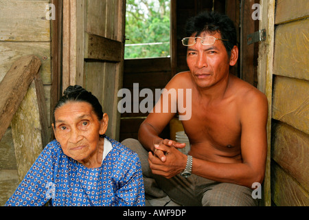 Ältere Frau und ihr Sohn, Arawak stammende Santa Mission, Guyana, Südamerika Stockfoto