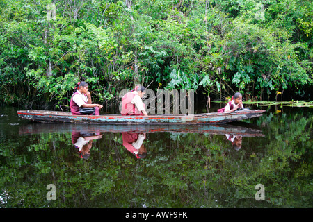 Mädchen in Schuluniform in einem Boot auf ihrem Heimweg von der Schule, Eingeborenen Arawak, Santa Mission, Guyana, Südamerika Stockfoto