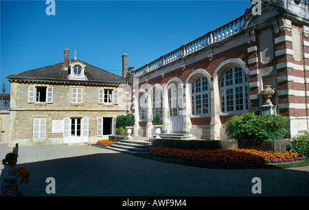 Aloxe-Corton in der Nähe von Mersault Frankreich Grande Bourgogne Weinberge Chateau de Corton-Andre Keller Stockfoto