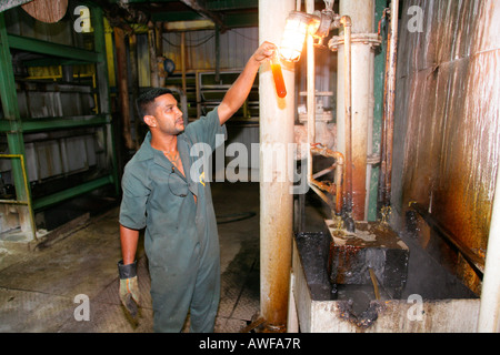 Arbeiter, die Überprüfung von Sirup, Produktion von "Demerara Zucker" aus Zuckerrohr, Demerara Provinz, Guyana, Südamerika Stockfoto