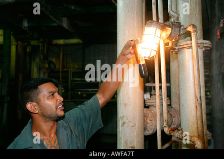 Arbeiter, die Überprüfung von Sirup, Produktion von "Demerara Zucker" aus Zuckerrohr, Demerara Provinz, Guyana, Südamerika Stockfoto