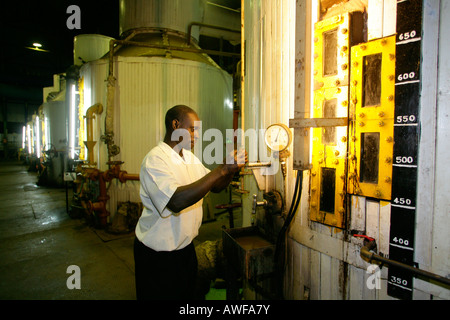 Arbeiter, die Überprüfung von Sirup, Produktion von "Demerara Zucker" aus Zuckerrohr, Demerara Provinz, Guyana, Südamerika Stockfoto