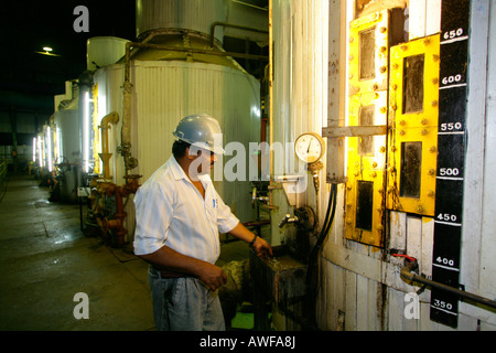 Arbeiter, die Überprüfung von Sirup, Produktion von "Demerara Zucker" aus Zuckerrohr, Demerara Provinz, Guyana, Südamerika Stockfoto
