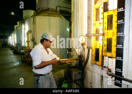 Arbeiter, die Überprüfung von Sirup, Produktion von "Demerara Zucker" aus Zuckerrohr, Demerara Provinz, Guyana, Südamerika Stockfoto