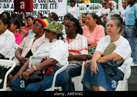 Frauen unterschiedlicher ethnischer Herkunft Protest gegen Gewalt gegen Frauen, Georgetown, Guyana, Südamerika Stockfoto