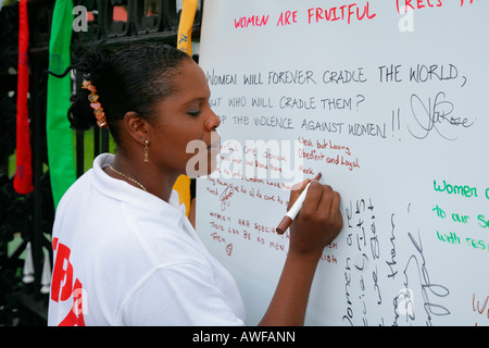 Junge Frau Protest gegen Gewalt gegen Frauen, Georgetown, Guyana, Südamerika Stockfoto