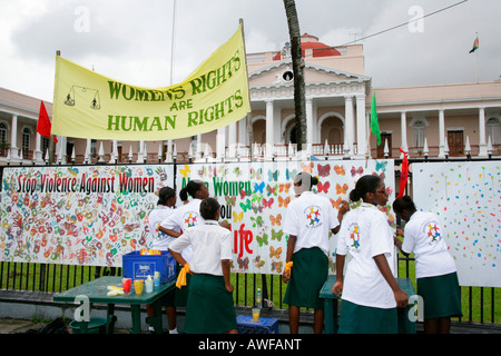 Frauen vor Regierungsgebäude während einer Protestaktion gegen Gewalt gegen Frauen, Georgetown, Guyana, Südamerika Stockfoto