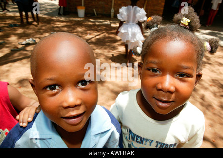 Zwei Jungs in einem Kindergarten, Breite Winkel geschossen, Gaborone, Botswana, Afrika Stockfoto
