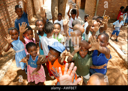 Kinder zeigen ihre sandigen Hände an einem Kindergarten, Gaborone, Botswana, Afrika Stockfoto