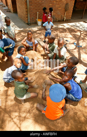 Kinder spielen im Sand an einem Kindergarten, Gaborone, Botswana, Afrika Stockfoto