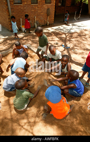 Kinder spielen im Sand an einem Kindergarten, Gaborone, Botswana, Afrika Stockfoto