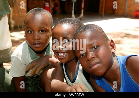 Drei Jungs in einem Kindergarten, Gaborone, Botswana, Afrika Stockfoto