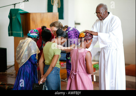 Priester, einen Segen zu geben, während Masse, Francistown, Botswana, Afrika Stockfoto