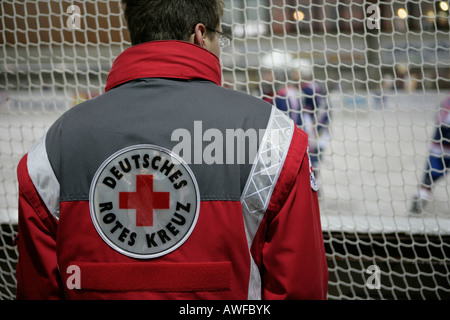 Deutsches Rotes Kreuz Arbeiter an einem Eishockey-Spiel in Burgkirchen, Upper Bavaria, Bayern, Deutschland, Europa Stockfoto