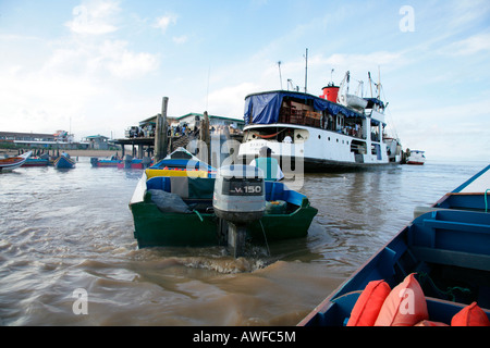 Personenverkehr dock entlang des Demerara River in Georgetown, Guyana, Südamerika Stockfoto