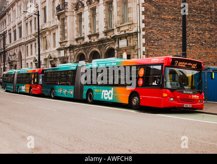 Zwei Cardiff City rote route Scania Bendibuses warten an der Haltestelle in Westgate St außerhalb der alten Post Stockfoto