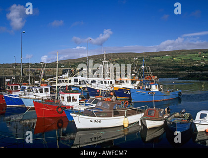 GORTGARRIFF COUNTY CORK Republik von Irland Europäische UNION September bunte Fischerboote vertäut im Hafen Stockfoto