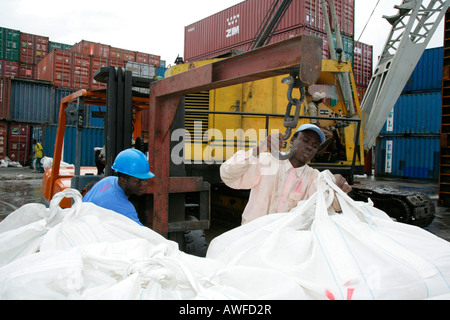 Dock Arbeiter laden Reis an John Fernandes-Umschlagplatz in Georgetown, Guyana, Südamerika Stockfoto