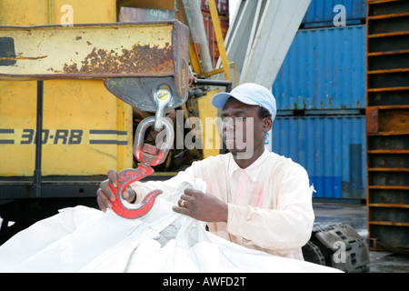 Dock Arbeiter laden Reis an John Fernandes-Umschlagplatz in Georgetown, Guyana, Südamerika Stockfoto