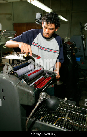 Drucker Reinigung ein drucken drücken Sie an der katholischen Standard Druckerei Georgetown, Guyana, Südamerika Stockfoto