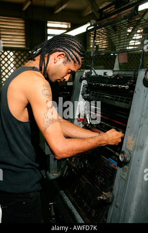 Drucker Reinigung ein drucken drücken Sie an der katholischen Standard Druckerei Georgetown, Guyana, Südamerika Stockfoto