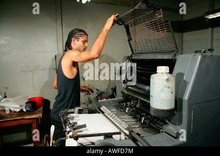 Drucker Reinigung ein drucken drücken Sie an der katholischen Standard Druckerei Georgetown, Guyana, Südamerika Stockfoto