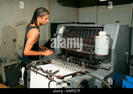 Drucker Reinigung ein drucken drücken Sie an der katholischen Standard Druckerei Georgetown, Guyana, Südamerika Stockfoto