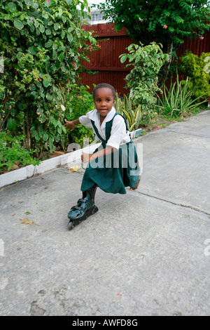 Mädchen tragen einzelne Inline Skate Ursulinen Kloster und Waisenhaus in Georgetown, Guyana, Südamerika Stockfoto