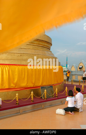 Ein paar Gebete vor dem Tempel Wat Saket Golden Mount, Bangkok, Thailand Stockfoto