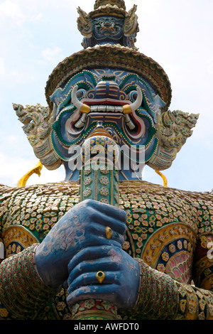 Die mythologischen Riesen bewacht einen Eingang zum Wat Phra Kaeo, Bangkok, Thailand Stockfoto