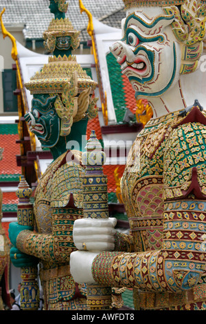 Die mythologischen Riesen bewacht einen Eingang zum Wat Phra Kaeo, Bangkok, Thailand Stockfoto