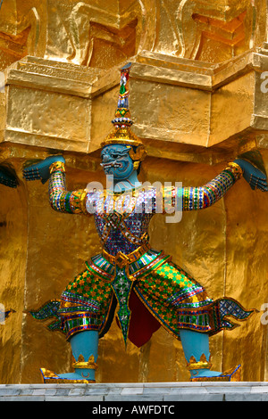 Die Statue des Dämons (Yaksha), Figur aus dem Ramakien-Epos am goldenen Chedi, Wat Phra Kaeo Palast, Bangkok, Thailand Stockfoto