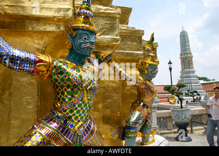 Die Statue des Dämons (Yaksha), Figur aus dem Ramakien-Epos am goldenen Chedi, Wat Phra Kaeo Palast, Bangkok, Thailand Stockfoto