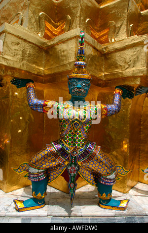 Die Statue des Dämons (Yaksha), Figur aus dem Ramakien-Epos am goldenen Chedi, Wat Phra Kaeo Palast, Bangkok, Thailand Stockfoto