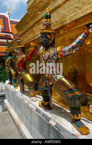 Die Statue des Dämons (Yaksha), Figur aus dem Ramakien-Epos am goldenen Chedi, Wat Phra Kaeo Palast, Bangkok, Thailand Stockfoto