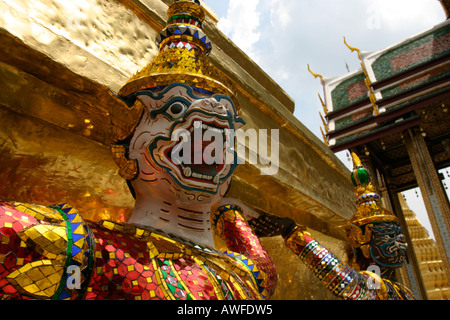 Die Statue des Dämons (Yaksha), Figur aus dem Ramakien-Epos am goldenen Chedi, Wat Phra Kaeo Palast, Bangkok, Thailand Stockfoto