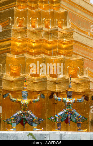 Die Statuen der Dämon (Yaksha), Figur aus dem Ramakien-Epos am goldenen Chedi, Wat Phra Kaeo Palast, Bangkok, Thailand Stockfoto