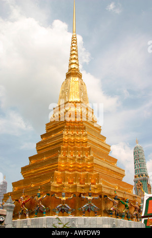 Die Statuen der Dämon (Yaksha), Figur aus dem Ramakien-Epos am goldenen Chedi, Wat Phra Kaeo Palast, Bangkok, Thailand Stockfoto