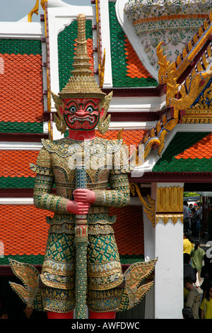 Die mythologischen Riesen bewacht einen Eingang zum Wat Phra Kaeo, Bangkok, Thailand Stockfoto