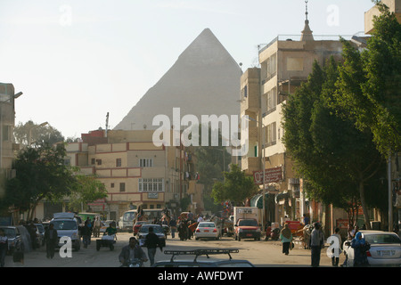 Stadtstraße kontrastiert mit Pyramide im Hintergrund, Kairo, Ägypten, Nordafrika, Afrika Stockfoto