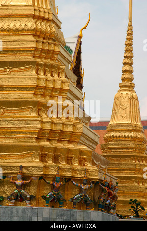 Die Statuen der Dämon (Yaksha), Figur aus dem Ramakien-Epos am goldenen Chedi, Wat Phra Kaeo Palast, Bangkok, Thailand Stockfoto